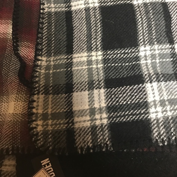 Steve Madden NWOT Double sided scarf/blanket Wrap - Picture 2 of 4